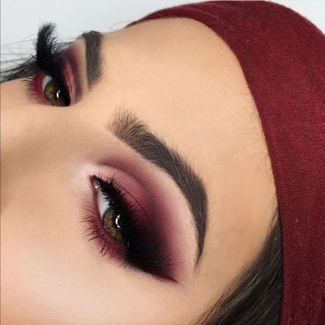 Steak Oven, Red Eyeshadow Makeup, Maroon Makeup, Burgundy Makeup Look, Maroon Eye Makeup, Burgundy Eye Makeup, Maroon Eyeshadow, Red Makeup Looks, Burgundy Eyeshadow