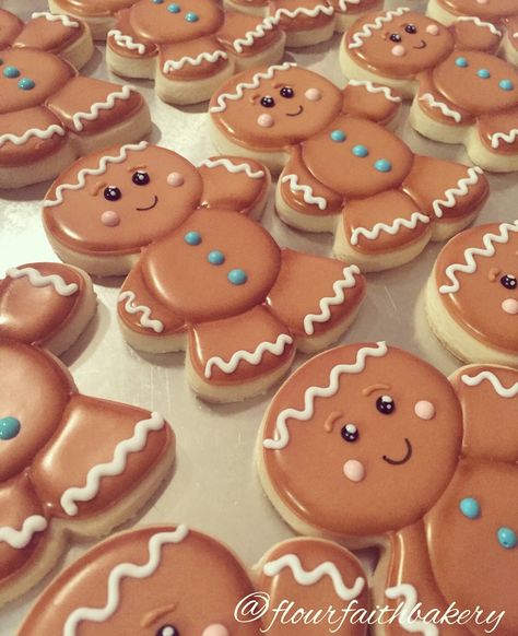 Gingerman Cookies Decoration, Pastel Gingerbread Man, Gingerbread Man Decorated Cookies, Gingerbread Man Cookies Decorated, Royal Icing Gingerbread House, Gingerbread Men Cookies, Christmas Cookie Cake, Winter Cookies, Cute Christmas Cookies