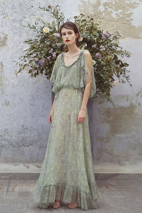 Image may contain Clothing Apparel Evening Dress Fashion Gown Robe Human Person Lace Wedding and Wedding Gown Ingenue Style, Ethereal Aesthetic, Luisa Beccaria, Dreamy Dress, Soft Summer, Fashion 2018, Fashion Show Collection, Flower Arrangement, Primavera Estate