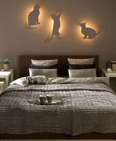 45 Best Bedroom Lights Create a Romantic Atmosphere - Pandriva Cat Themed Bedroom, Diy Hanging Shelves, Bedroom Decor Lights, Diy Wall Shelves, Closet Organization Diy, Cat Themed, Vintage Things, Bed Wall, Cat Room