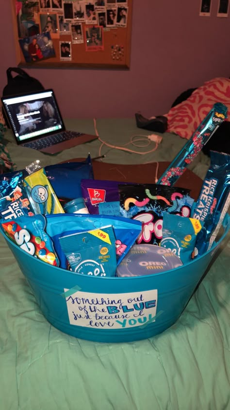 Something Out Of The Blue, Blue Gift Basket, Candy Gift Baskets, Basket Blue, Gift Baskets For Him, Blue Basket, Boyfriend Gift Basket, Diy Best Friend Gifts, Birthday Basket