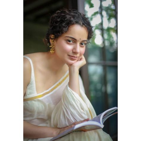 Kangana Ranaut on Instagram: “A lighter-than-air malmal sari with minimal gold boders is a perfect base for a neo-Indian look. Paired flawlessly with a Lady dior bag and…” Onam Outfits, Kerala Saree, Kangana Ranaut, Saree Poses, Indian Look, Queen Pictures, Saree Photoshoot, Indian Woman, Foto Poses