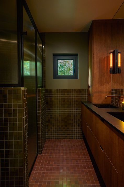 This House Blends Mad Men Style and Modern Functionality Dark Mid Century Modern, Mcm Bathroom, 70s Bathroom, Los Angeles House, Mad Men Style, 70s House, 1950s House, Brown Bathroom, House Blend