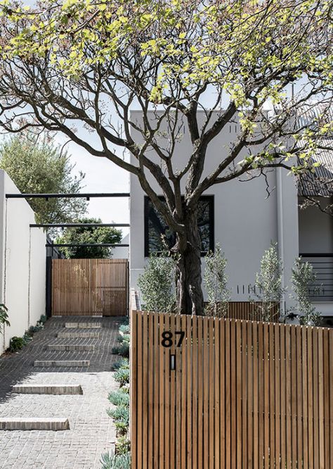 Making Mid-Century Modern Again Mid Century Architecture 1960s, Front Of A House, Moderne Have, Palm Springs Architecture, Mid Century Architecture, Australian Architecture, Casa Exterior, Design Exterior, Wooden Fence