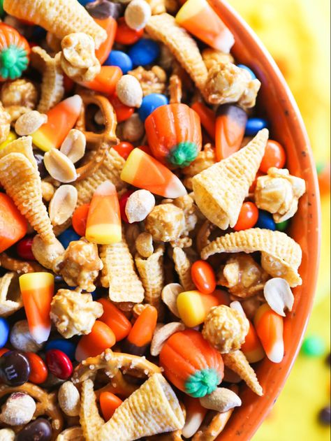 Halloween Sweet & Salty Snack Mix Recipe — Pip and Ebby Pip And Ebby, Halloween Snack Mix, Salty Sweet Snacks, Halloween Snacks For Kids, Halloween Food Appetizers, Halloween Snack, Fingerfood Party, Pumpkin Pie Bars, Fall Snacks