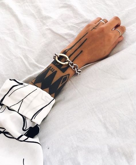 Wrist Cuff Tattoo, Female Fit Body, Make Tattoos, Infinity Tattoo With Feather, Toe Tattoos, Cuff Tattoo, Hand Tats, Handpoke Tattoo, Minimalist Tattoos