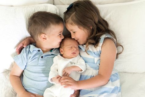 newborn with two siblings snuggling in bed | boston newborn photographer | newborn pose with siblings | newborn with brother and sister Newborn Pictures With 2 Siblings, Sibling Bed Photoshoot, Newborn Sibling Pictures, Sibling Photography Newborn, Newborn Photo Pose, Newborn Family Pictures, Sibling Pictures, Sibling Photography, Newborn Photography Boy