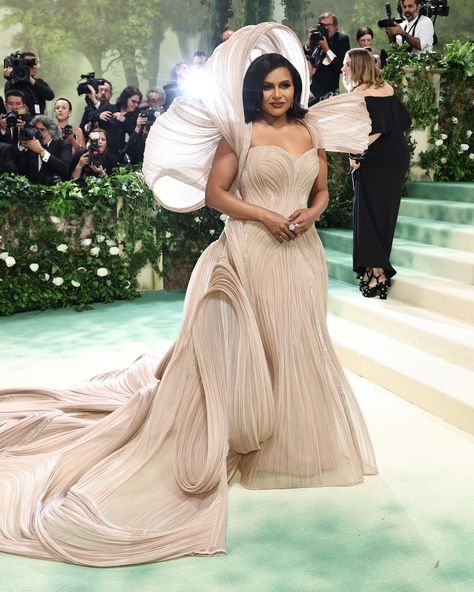 #MindyKaling looking 10/10 in Gaurav Gupta #MetGala Avangard Fashion, Gaurav Gupta, Mindy Kaling, Dresser Makeover, Interview Outfit, Festival Outfit, Wedding Guest Outfit, Date Night Outfit, Spring Outfit