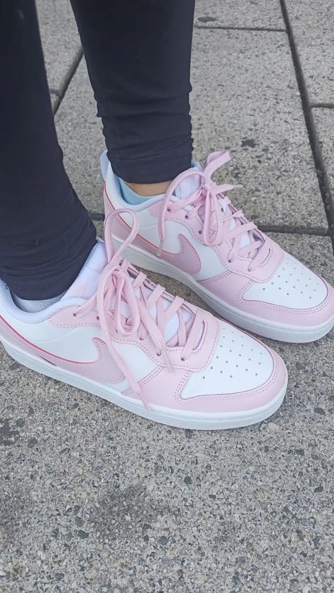 Light Pink Jordans, Pink Sneakers Aesthetic, Confirmation Shoes, Nike Rosa, Jordan 1 Pink, Light Pink Sneakers, Tenis Air Force, Lover Outfit, Pink Jordans