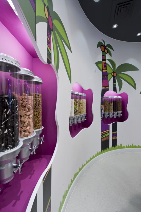 Frozen Yogurt Shop Interior, Frozen Yogurt Shop Design, Candy Store Design, Catering Design, Smoothie Shop, Gelato Shop, Frozen Yogurt Shop, Yogurt Bar, Yogurt Shop