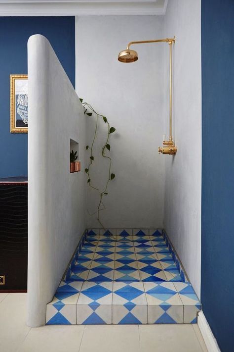 La douche à l'italienne se laisse séduire par les couleurs intenses, grâce aux carrelages imprimés et peintures nuancées Mediterranean Bathroom, Paint Trends, Nice Homes, Bad Inspiration, Shower Cabin, Shower Niche, Maximalism, White Tiles, Painting Bathroom