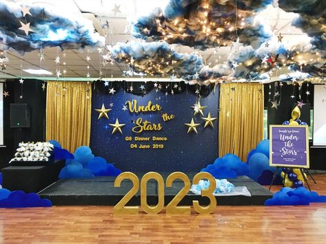 Decorations For Dinner Dance ☆ Under The Stars | Chuzai Living Prom Theme Under The Stars, Under Stars Party, Dinner Stage Decoration, Stage Decorations For Graduation, Stage Decorations For Freshers Party, Dance Stage Decoration, Freshers Party Decoration Ideas, Prom Night Decoration, Star Graduation Theme