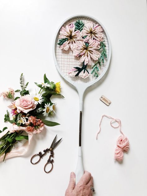 Tennis Racket Art, Embroidery Diy, Art Embroidery, Badminton Racket, Hand Embroidery Art, Needle Art, Stitching Art, Crafty Diy, Flower Embroidery