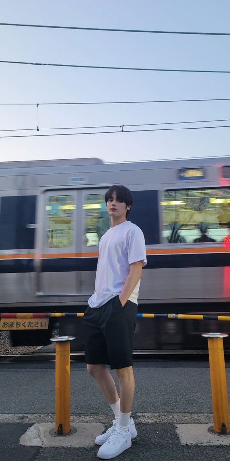 Txt Hueningkai Wallpaper, Huening Kai Wallpaper, Kai Wallpaper, Fashion Model Sketch, Boyfriend Outfit, Txt Hueningkai, Kpop Iphone Wallpaper, Boyfriend Wallpaper, Pretty Star