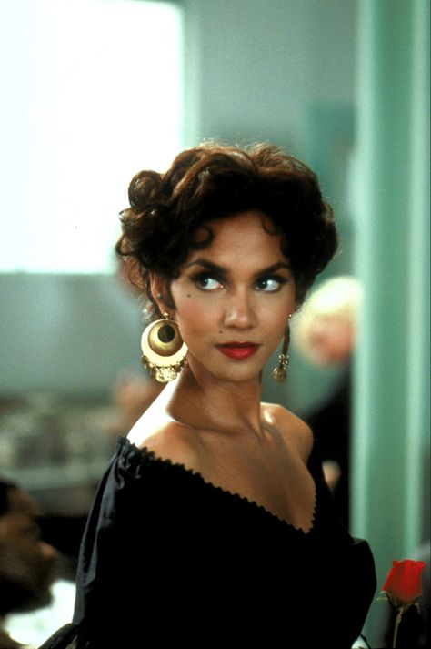 Halle Berry Makeup, Halle Berry Short Hair, Halle Berry Hairstyles, Halle Berry Style, Dorothy Dandridge, Red Curly Hair, Short Sassy Hair, Vintage Black Glamour, Vedic Astrology