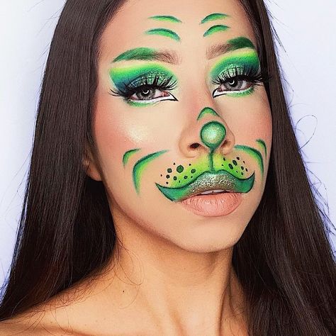 The Grinch Makeup Easy, Simple Grinch Makeup, Easy Grinch Makeup, Cute Grinch Makeup, Grinch Inspired Makeup, Grinch Makeup Looks, Grinch Makeup, Thanksgiving Makeup, Christmas Eye Makeup