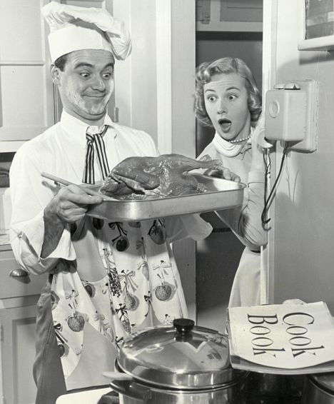 #9 There is nothing more attractive than a man that cooks. I mean, how many times do I have to say it? Hungry Eyes, Jack Lemmon, Retro Thanksgiving, Thanksgiving Photos, Vintage Housewife, Man Cooking, Turkey Trot, Vintage Couples, Vintage Thanksgiving