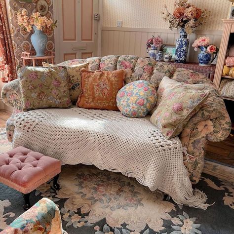 Relaxing here?! @__cosyhome 📸 #cosyinterior #homedesign #homedecor #vintage #boholifestyle #boholife#vintagestyle #cosyhome | Instagram Aesthetic Elf, Enjoy Your Evening, Boho Apartments, Loveseat Living Room, Boho Lifestyle, Estilo Shabby Chic, Cosy Home, Casa Vintage, Pretty Room