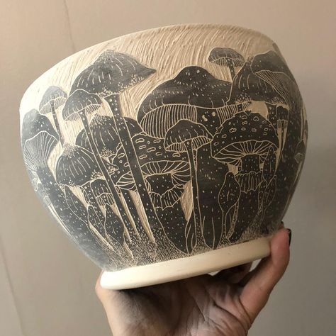 Big Bowls Ceramic, Mushroom Sgraffito, Big Clay Projects, Ceramic Mushrooms Pottery, Scrafito Pottery, Sgrafitto Ceramics, Pottery Carving Ideas, Sgraffito Pottery, Kutani Porcelain