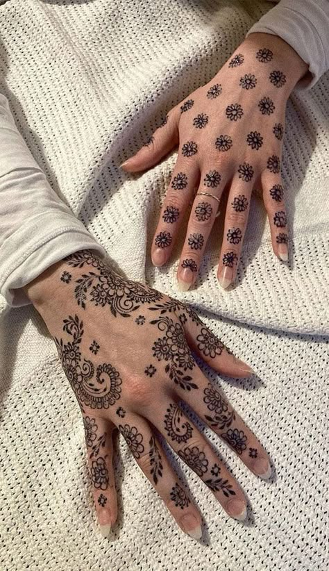 Henna Motive, Fasting Prayer, Indian Henna Designs, Henne Tattoo, Henna Inspired Tattoos, Cute Henna, Floral Henna Designs, Indian Henna, Modern Henna