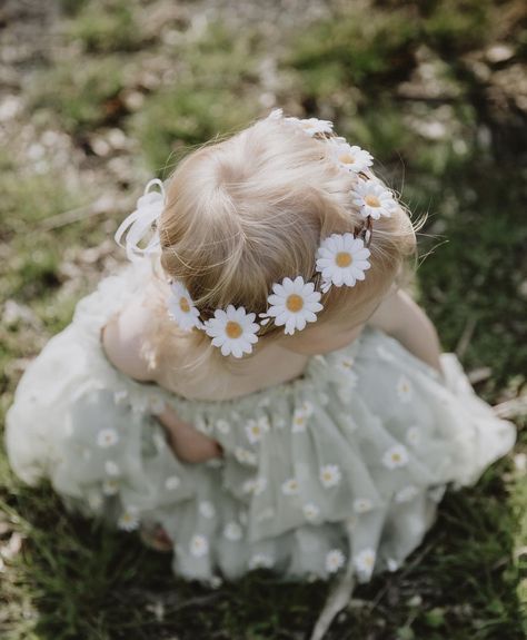 daisy dress, tulle, handmade, little girls, baby girl, toddler girl, baby girl fashion, baby girl style, party dress, birthday party theme, daisy theme Daisy Birthday Photoshoot, Daisy Birthday Theme, Daisy Themed Birthday Party, Fall 1st Birthdays, Daisy Crown, Baby Birthday Photoshoot, Daisy Birthday, Baby First Birthday Cake, Toddler Photoshoot