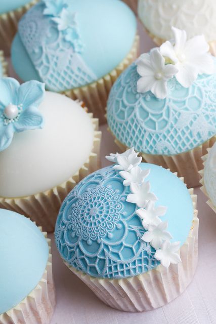 Lovely blue and white wedding cupcakes #wedding #cupcakes #weddingcupcakes #blue #lace Cupcake Receptek, Cupcakes Design, Kue Macaroon, Lace Cupcakes, Decorated Cupcakes, Cake Mini, Blue Cupcakes, Pretty Cupcakes, Torte Cupcake