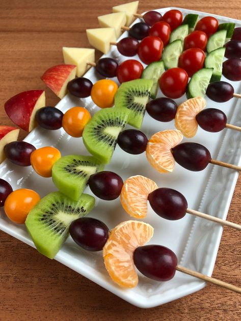 Fruit and Vegetable Rockets Fruits Skewers, Easy Fruit Platter, New Years Eve Snacks, Thanksgiving Fruit, Fruit Buffet, Fruit Cake Design, Amazing Food Platters, Fruit Sticks, Fruit Appetizers