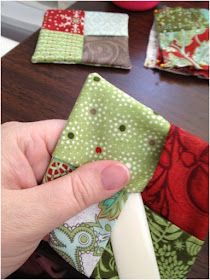 Christmas Mug Rugs, Mug Rug Tutorial, Quilted Coasters, Rug Tutorial, Mug Rug Patterns, Holiday Mug, Fabric Coasters, Beginner Sewing Projects Easy, Small Sewing Projects