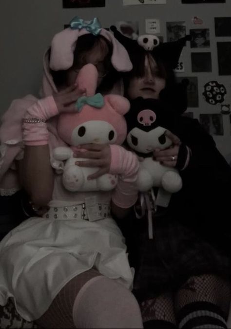 Goth And Soft Girlfriends, Sanrio Kuromi And My Melody, My Melody Outfit, Kuromi And My Melody, Emo Couples, Matching Halloween Costumes, Couple Costume, Matching Costumes, Kawaii Goth