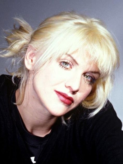 Courtney Love 90s, Courtney Love Hole, Kurt And Courtney, Courtney Love, 90s Hairstyles, Women In Music, Blogger Girl, Girls Rock, Love Makeup