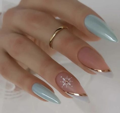 Blue Gold Nails, Summer Lipstick Colors, Blue Christmas Nails, Snow Nails, Blue Gel Nails, Light Blue Nails, Beauty Hacks Nails, Nail Art Designs Summer, Snowflake Nails