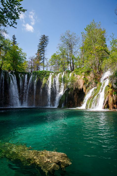 Lake With Waterfall, Croatia Waterfalls, Plitvice Croatia, Croatia National Park, Leo Wallpaper, Independent Travel Agent, Plitvice National Park, Chasing Waterfalls, Plitvice Lakes National Park