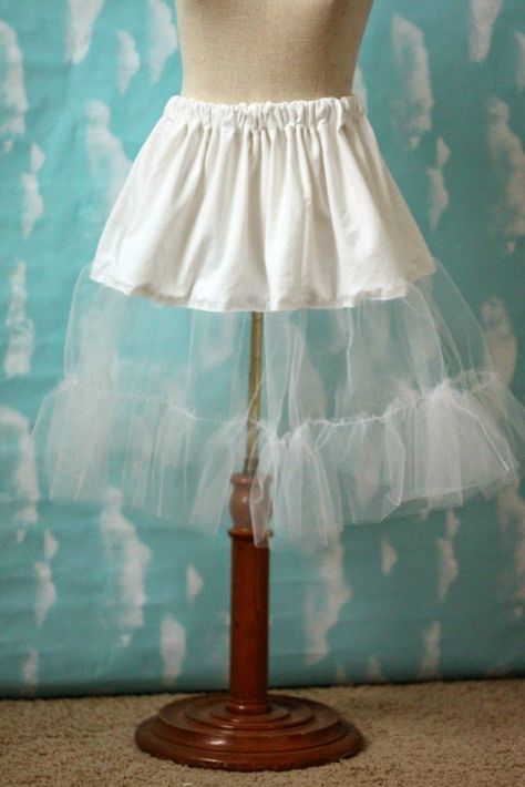 3 Tutoriales para hacer un cancán, enagua, petitcoat o crinolina - yo elijo Coser Tulle Petticoat, Vestidos Retro, Beginner Sewing Projects Easy, Sewing Skirts, Love Sewing, Sewing Projects For Beginners, How To Sew, Sewing For Beginners, Sewing For Kids