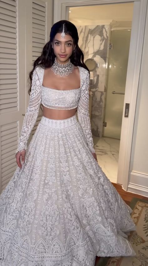 Elegant Outfits Casual, White Wedding Reception Ideas, Ideas For Winter Outfits, All White Wedding Reception, Elegant Evening Outfit, Indian Wedding Reception Outfits, Outfit Inspo School, White Wedding Reception, Reception Outfits