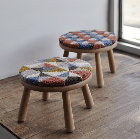 Punch needle stool seat cover Kursi Ban, Punch Needle Projects, Punch Needle Art, Embroidery Punch Needle, Punch Needle Ideas, Punch Embroidery, Needle Punching, Punch Needling, Punch Needle Rug