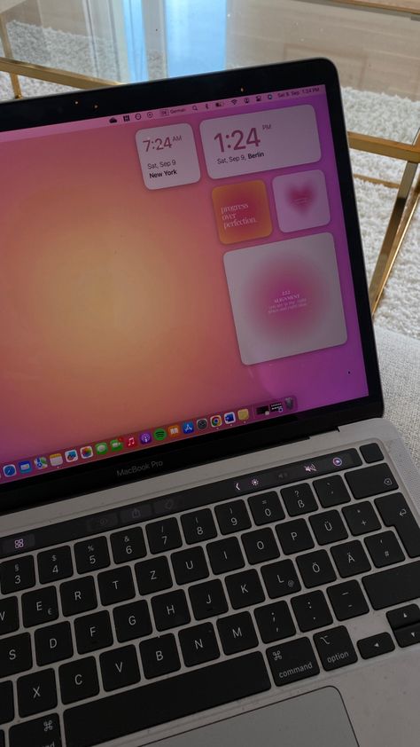 Laptop Customization Ideas Wallpaper, Motivational Aura Wallpaper, Mac Book Customization, Aesthetic Mac Setup, Macbook Desktop Setup, Macbook Aesthetic Widgets, Widget Macbook Aesthetic, Macbook Widgets Aesthetic, Widgets For Macbook