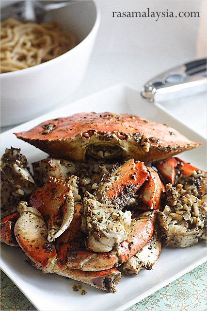 Crustacean like recipe garlic noodles and crabs. Tried this in San Francisco, sooo good. Roasted Crab, Crab Recipes Easy, Garlic Noodles Recipe, Crab Dishes, Thanh Long, Rasa Malaysia, Garlic Noodles, Crab Recipes, Hawaiian Food