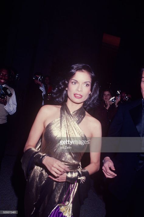 Bianca Jagger wearing a Halston gold lame dress; circa 1970; New York. 1970s Fashion Trends, Studio 54 Fashion, Moda Disco, 70s Fashion Disco, Vintage Summer Fashion, Vintage Summer Outfits, Lame Dress, Disco Glam, Bianca Jagger