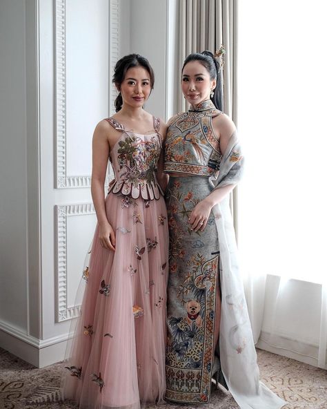 Cheongsam Sangjit, Sangjit Dress, Modern Chinese Dress, Formal Wedding Guest Attire, Formal Wedding Guests, Hand Painted Dress, Chinese Embroidery, Delicate Embroidery, Guest Attire