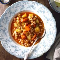 How to make Traditional Greek Bean Soup (fasolada) - Marilena's Kitchen Fasolada Soup, Mediterranean Soup, Greek Olives, Hearty Soup, National Dish, Greek Dishes, White Bean Soup, Tasty Bites, White Bean