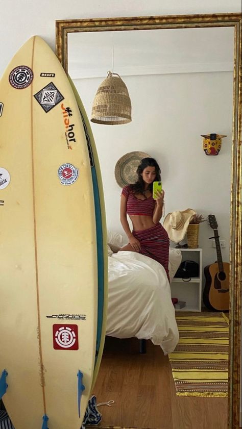 Surf Board Mirror, Surf Mirror, Surfer Girl Room Aesthetic, Surfboard Mirror, Surf Room Decor, Surf Room, Beachy Room, Deco Studio, Beach Room