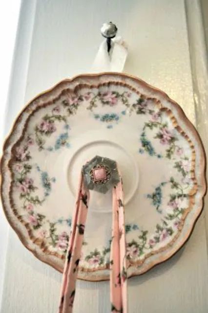 Diy Cozinha, Repurposed China, Teacup Crafts, China Crafts, Plate Hangers, Cup Crafts, Plate Decor, Antique Plates, Plate Crafts