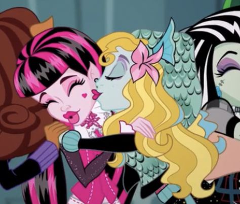 Draculaura And Ghoulia, Draculaura X Lagoona, Lagoona Blue X Draculaura, Draculaura And Lagoona, Lagoona Blue And Draculaura, Monster High Cartoon, Monster High Lagoona And Draculaura, Monster High Screencaps, Clawd And Draculara Monster High