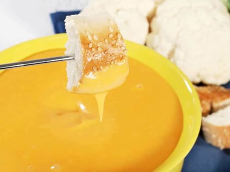 Ten tips for making a perfect cheese fondue. Includes cheese types, wines, non-alcoholic, gluten-free tips and more. Cheese Fondue Party, Broth Fondue Recipes, Fondue Ideas, Best Cheese Fondue, Cheese Types, Cheddar Fondue, Chedder Cheese, Fondue Night, Fondue Recipes Cheese