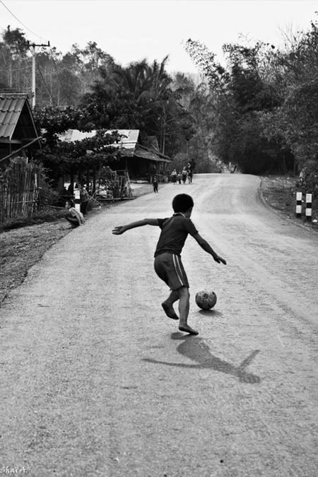 Kids Playing Football, Soccer Tattoos, Street Football, Street Soccer, Soccer Photography, Soccer Art, Football Photography, Football Images, Soccer Drills