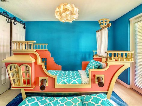 Disney Airbnb, Peter Pan Bedroom, Toddler Bedroom Design, Kids Bedroom Themes, Toy Story Room, Pirate Bedroom, Disney Hotel, Peter Pan Nursery, Disney House