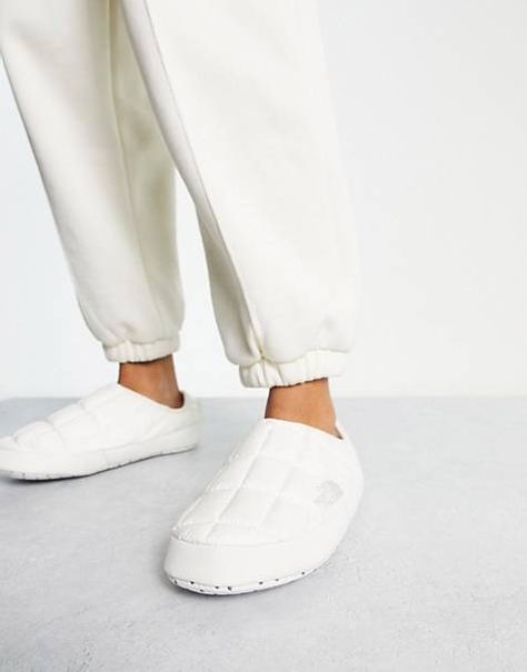 White Mules Outfit, Slipper Outfit, Mules Outfit, White Mules, The North Face Shoes, North Face Shoes, Leggings Sale, White Trainers, Shoes White