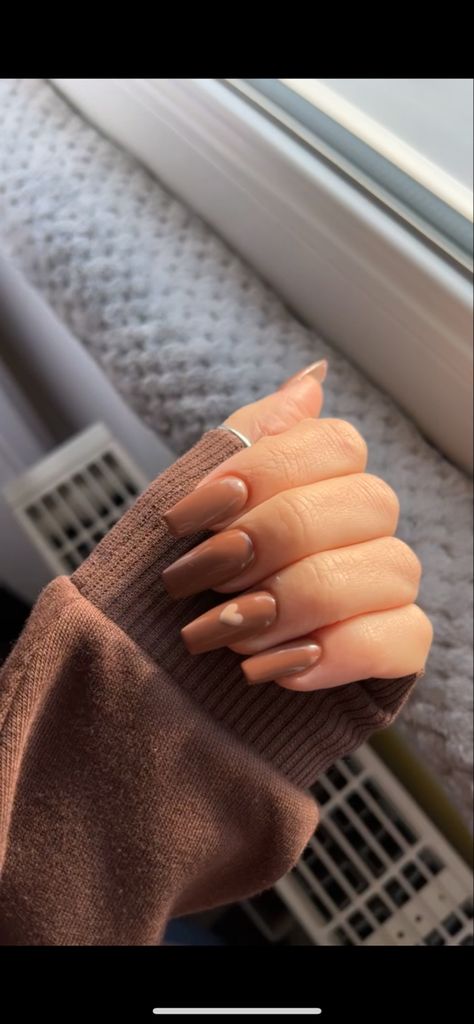 #nails #brun #beige #heart Cream Colored Nails With Design, Ongles Beiges, Beige Heart, Nails Brown, Simple Fall Nails, Fall Mood, Pretty Gel Nails, Autumn Nails, Brown Beige