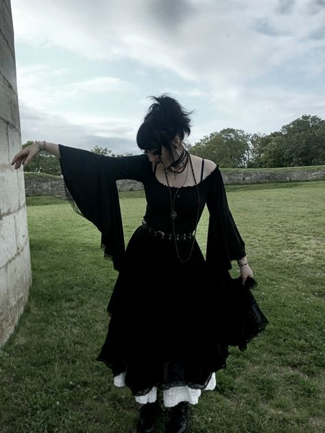 Goth Aesthetic Dress, Vintage Gothic Outfits, Elegant Goth Outfits Classy, Goth Fantasy Outfit, Goth Picnic Outfit, Beautiful Goth Women, 90s Witch Aesthetic Outfits, Soft Gothic Outfits, Fancy Goth Outfits