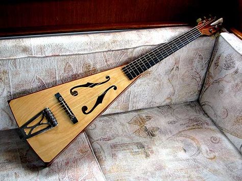 The completed Back Packer guitar - Cigar Box Nation Mountain Dulcimer, Homemade Instruments, Medieval Music, Travel Guitar, Guitar Making, Guitars Acoustic, Drum Pedal, Diy Instruments, Guitar Pins